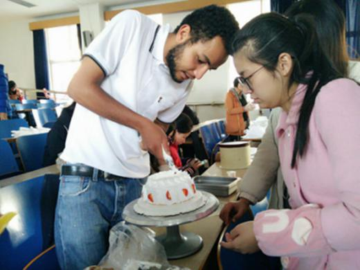外国语学院举办四院联合蛋糕音乐节