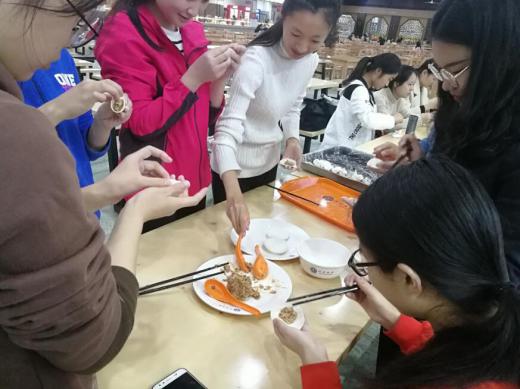 医学院举办“寻找舌尖上的味蕾--饺子”活动
