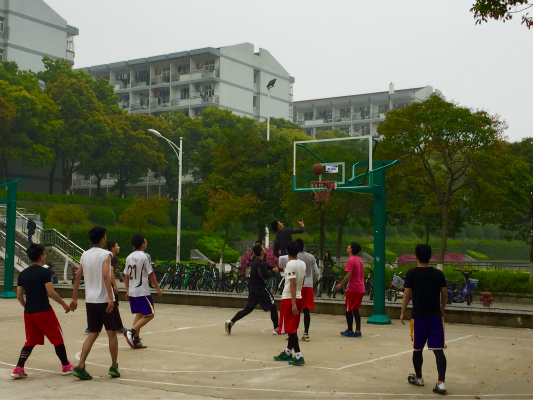 管理学院举办研本“篮球友谊赛”