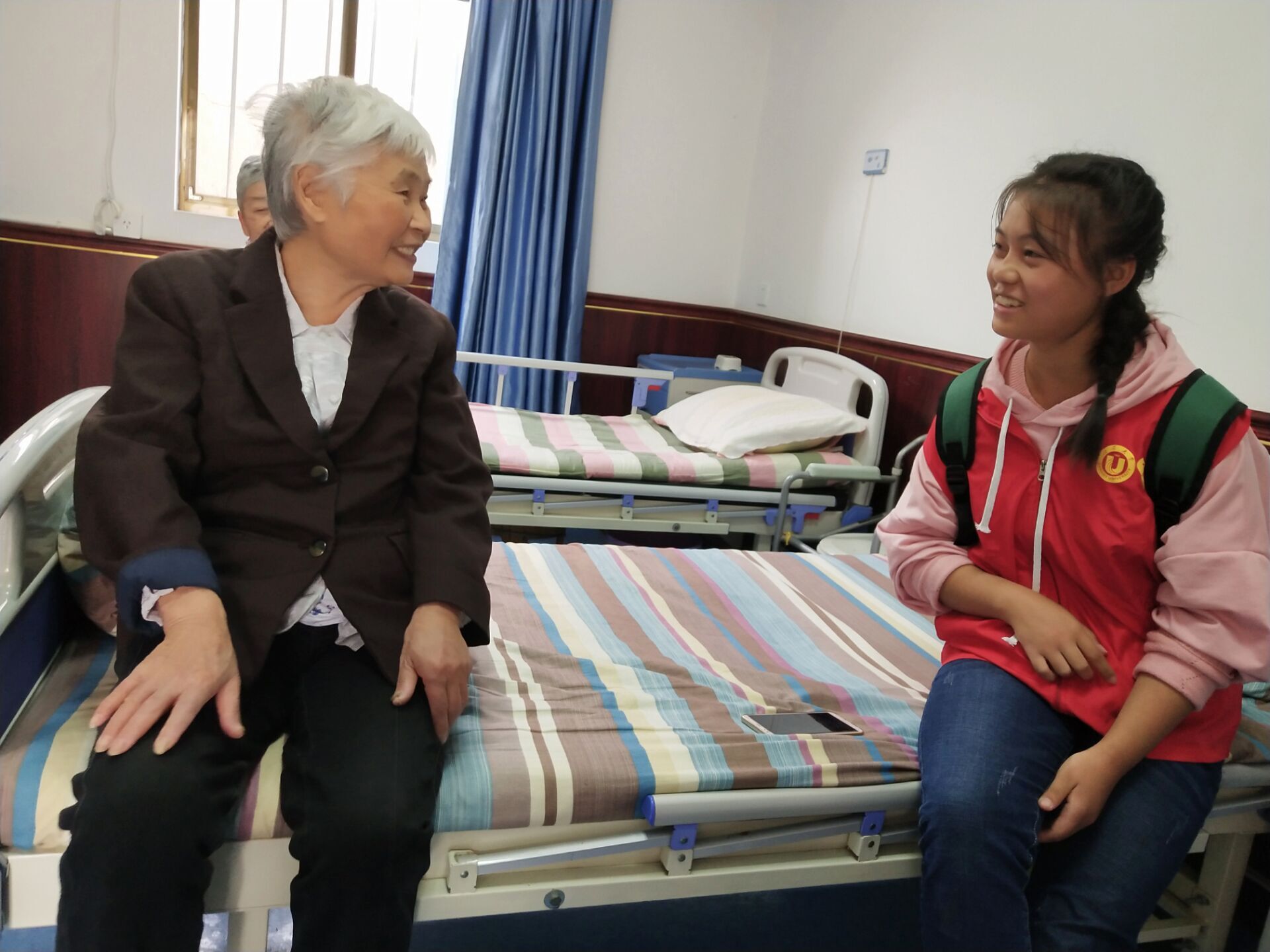 多点关心,多点爱——江苏大学志愿者赴枫叶红老年公寓探望老人